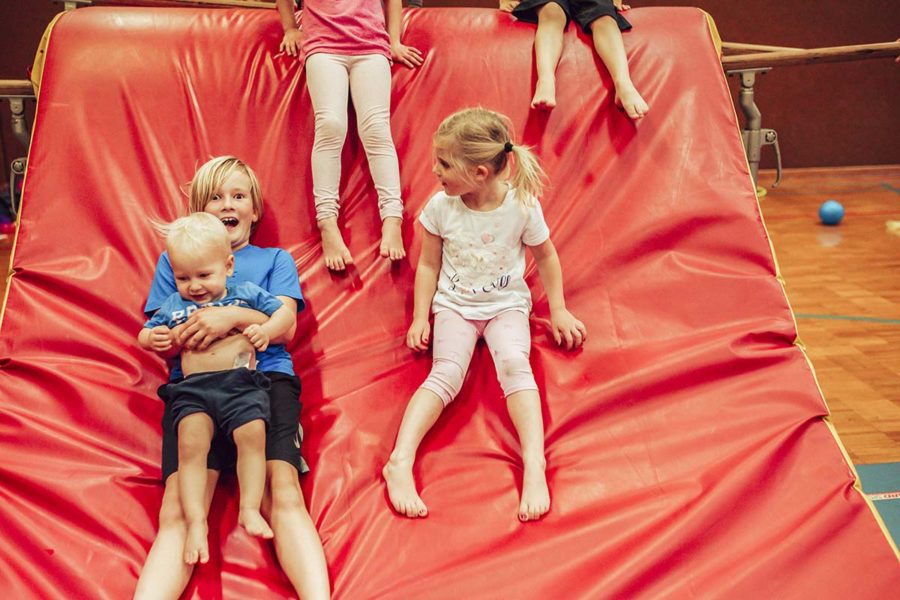 Kinder rutschen auf Weichboden